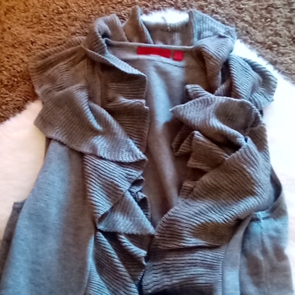 Coletane gray ruffled long sleeveless cardigan sz large - Picture 2 of 5